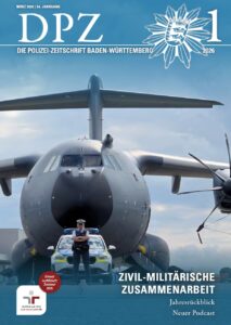 Das DPZ-Cover der Ausgabe 01-2026 zeigt eine Polizeibeamtin in Uniform vor einem Streifenwagen, der wiederum vor einem großen Militärflugzeug steht