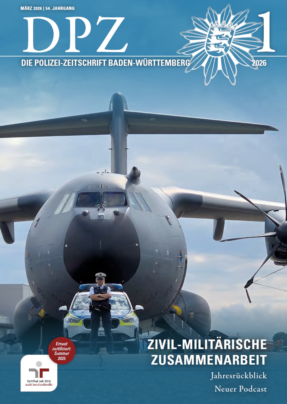 Das DPZ-Cover der Ausgabe 01-2026 zeigt eine Polizeibeamtin in Uniform vor einem Streifenwagen, der wiederum vor einem großen Militärflugzeug steht